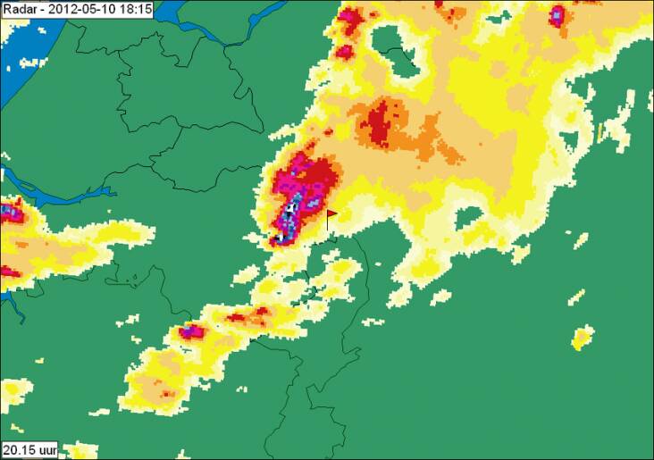 Radarbeelden van de supercell boven Oost-Brabant, om 20.15 uur. Bij het vlaggetje de plaats waar een tornado de grond raakte. Beelden: voormalig MeteoConsult