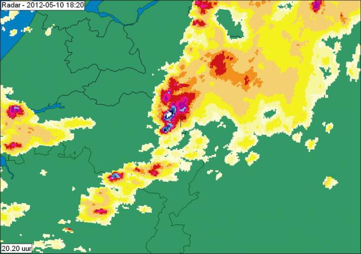 Radarbeelden van de supercell boven Oost-Brabant, om 20.20 uur. Bij het vlaggetje de plaats waar een tornado de grond raakte. Beelden: voormalig MeteoConsult