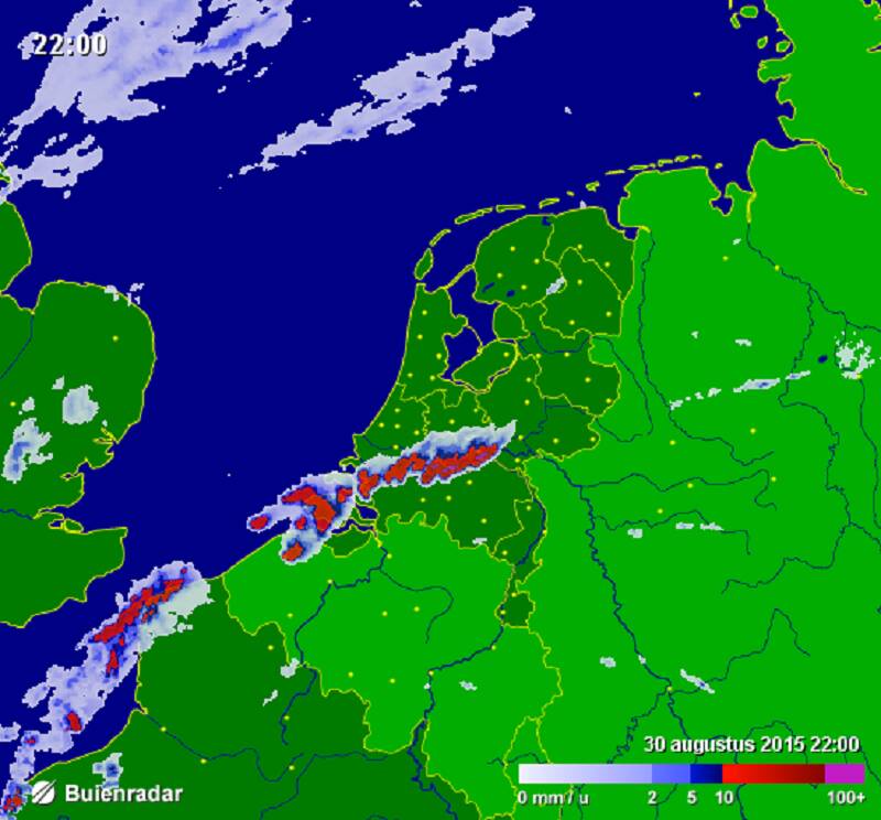 Radarbeelden van zondagavond 30 augustus 2015 om 22.00 en 23.10 uur (Buienradar)