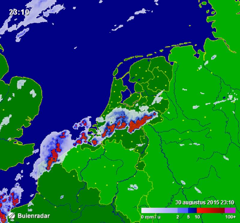 Radarbeelden van zondagavond 30 augustus 2015 om 22.00 en 23.10 uur (Buienradar)