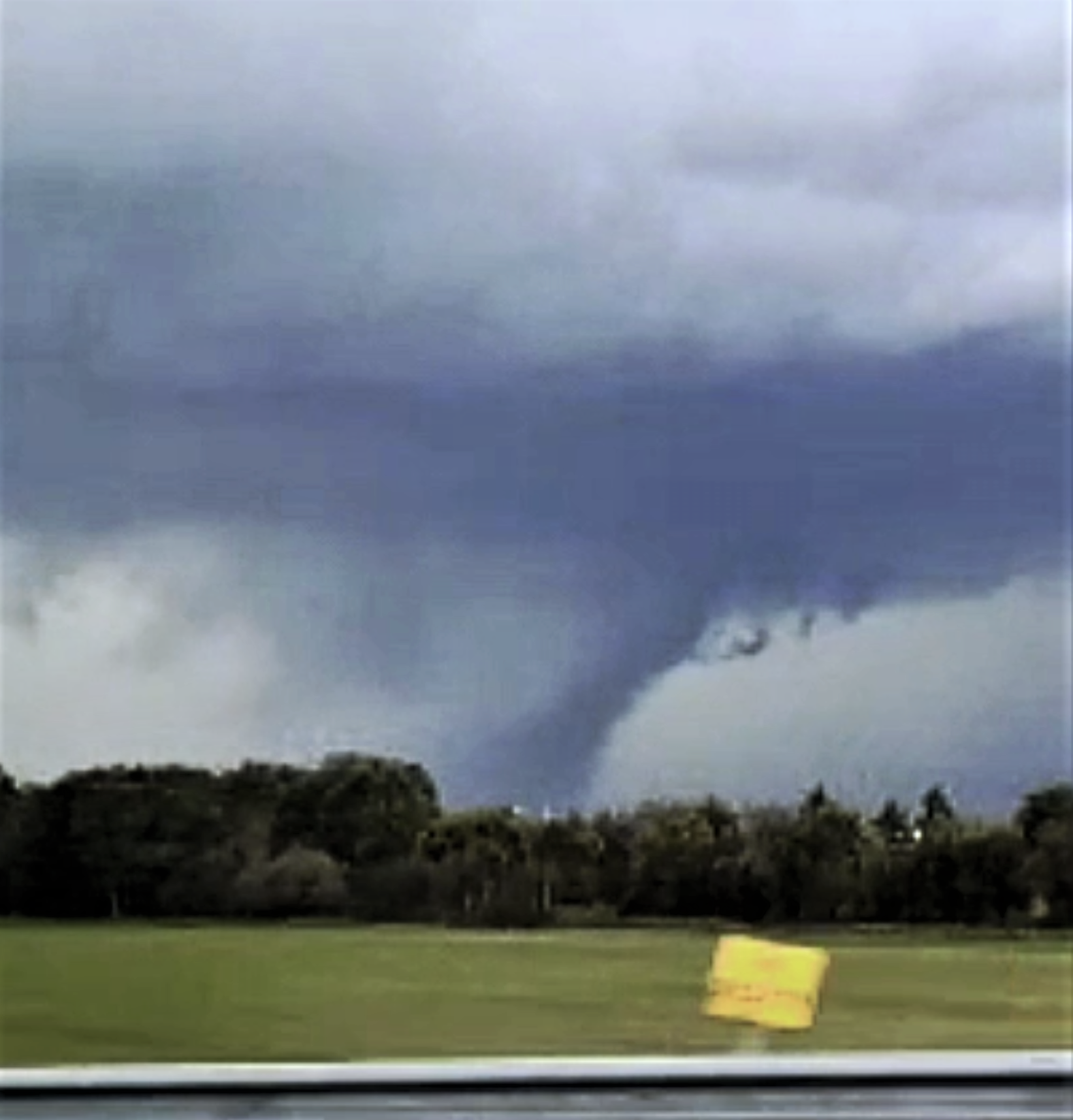 Tornado (EF-2/3) pal naast de Franse stad Amiens, France, 23 oktober rond 17.50 uur