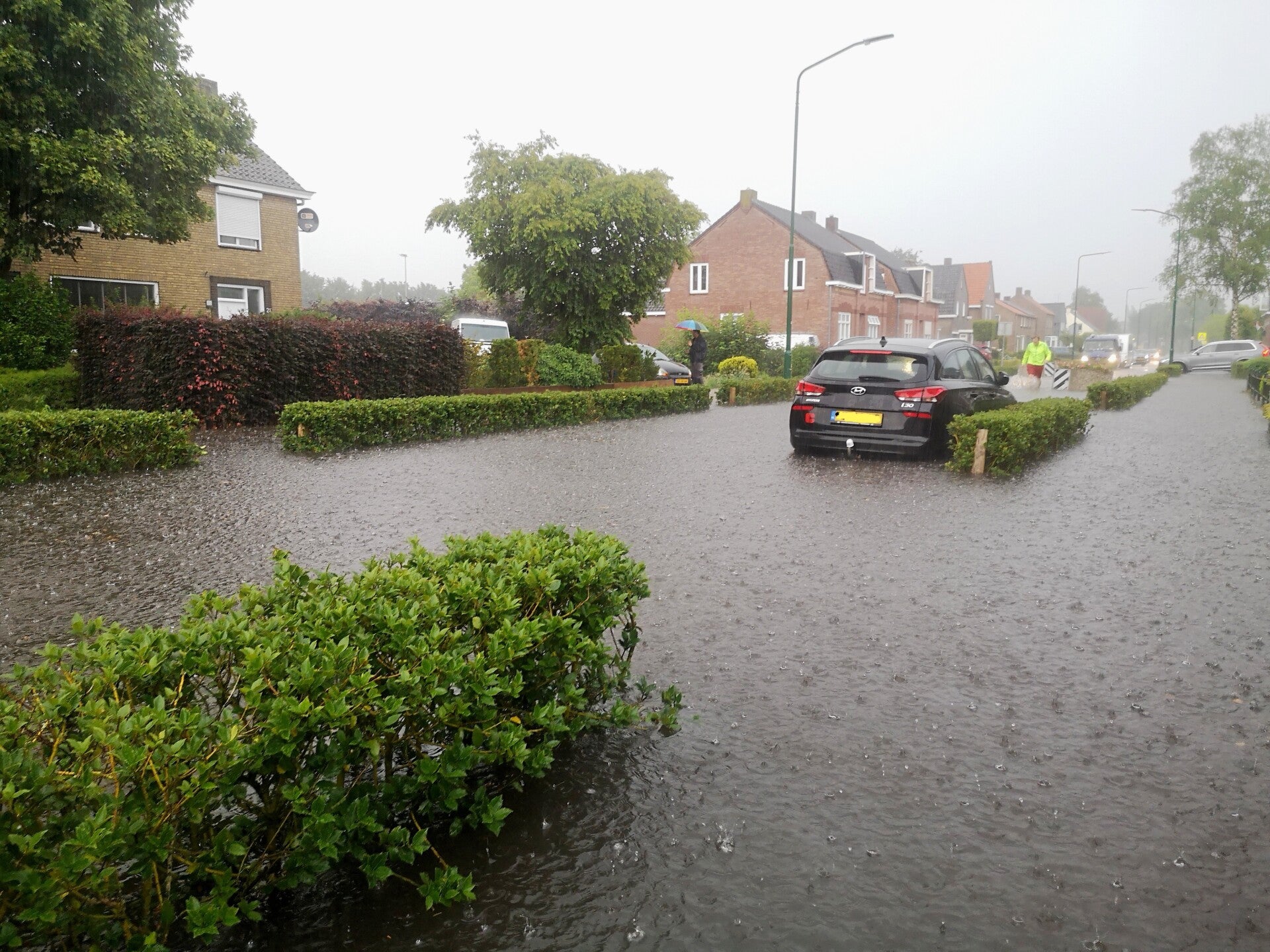 Wolkbreuk met steeds meer wateroverlast en vastgelopen auto’s, Chaam, dinsdagavond 16 juni 2020