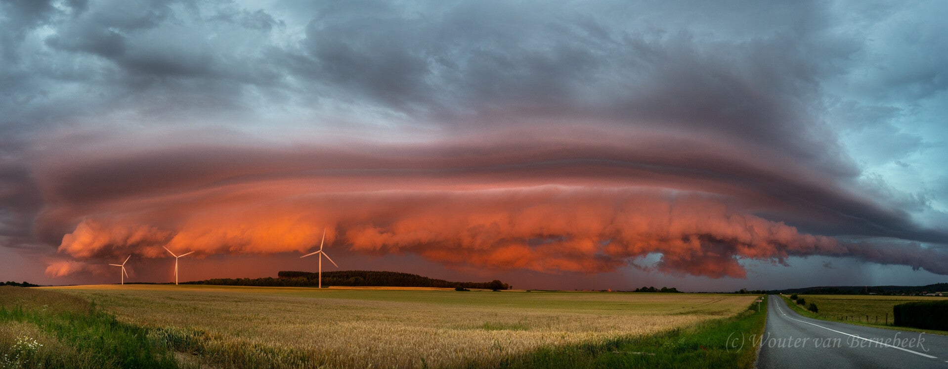 Eerste blik op het naderende onweer, met de laagstaande zon in onze rug. Verdun, 23 juni om 21.35u