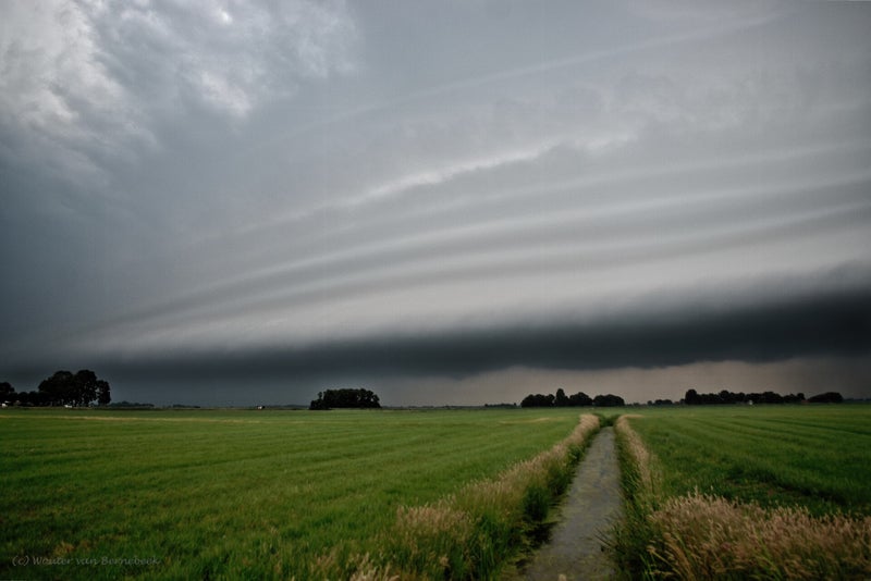 Shelfcloud van de bow-echo noordwest van Heerenveen (Fr), 18 juni rond 19.15 uur