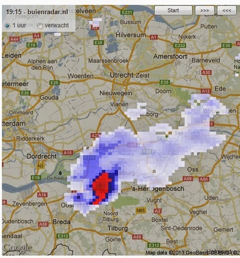 Supercell boven Brabant (19.15 uur, Buienradar) en bliksemdetectie (KNMI) van zondagavond 20 oktober 2013