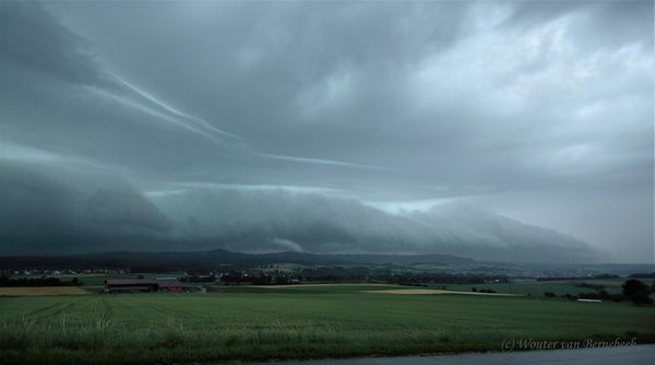 Bow-echo met shelfcloud bij Nürnberg (Duitsland), 11 juni 2018