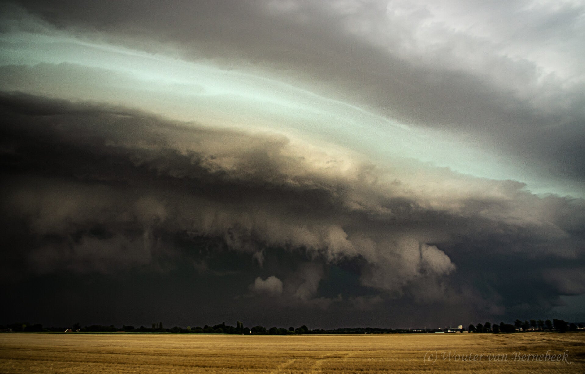 Naderende shelfcloud west van Caen, Frankrijk, 12 augustus tussen 16.35 en 16.37 uur