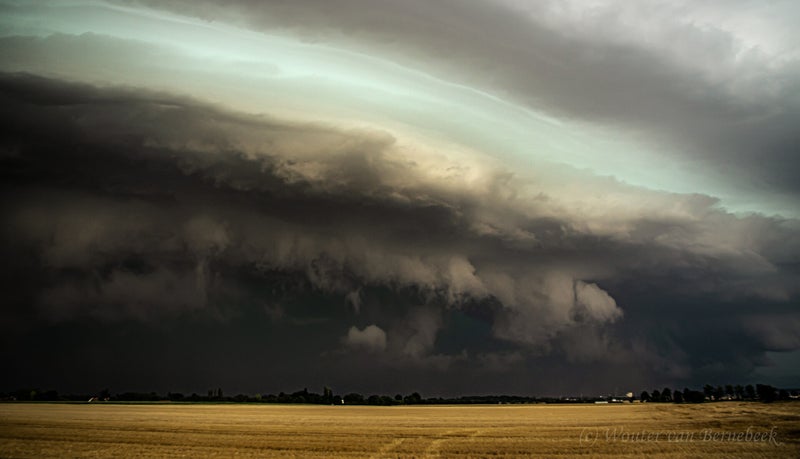 Naderende shelfcloud west van Caen, Frankrijk, 12 augustus tussen 16.35 en 16.37 uur
