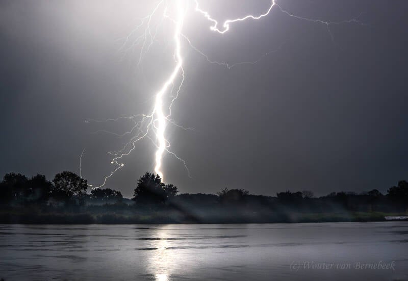 Zwaar onweer met blikseminslagen boven Brabant, nacht 11/12 sept 2023