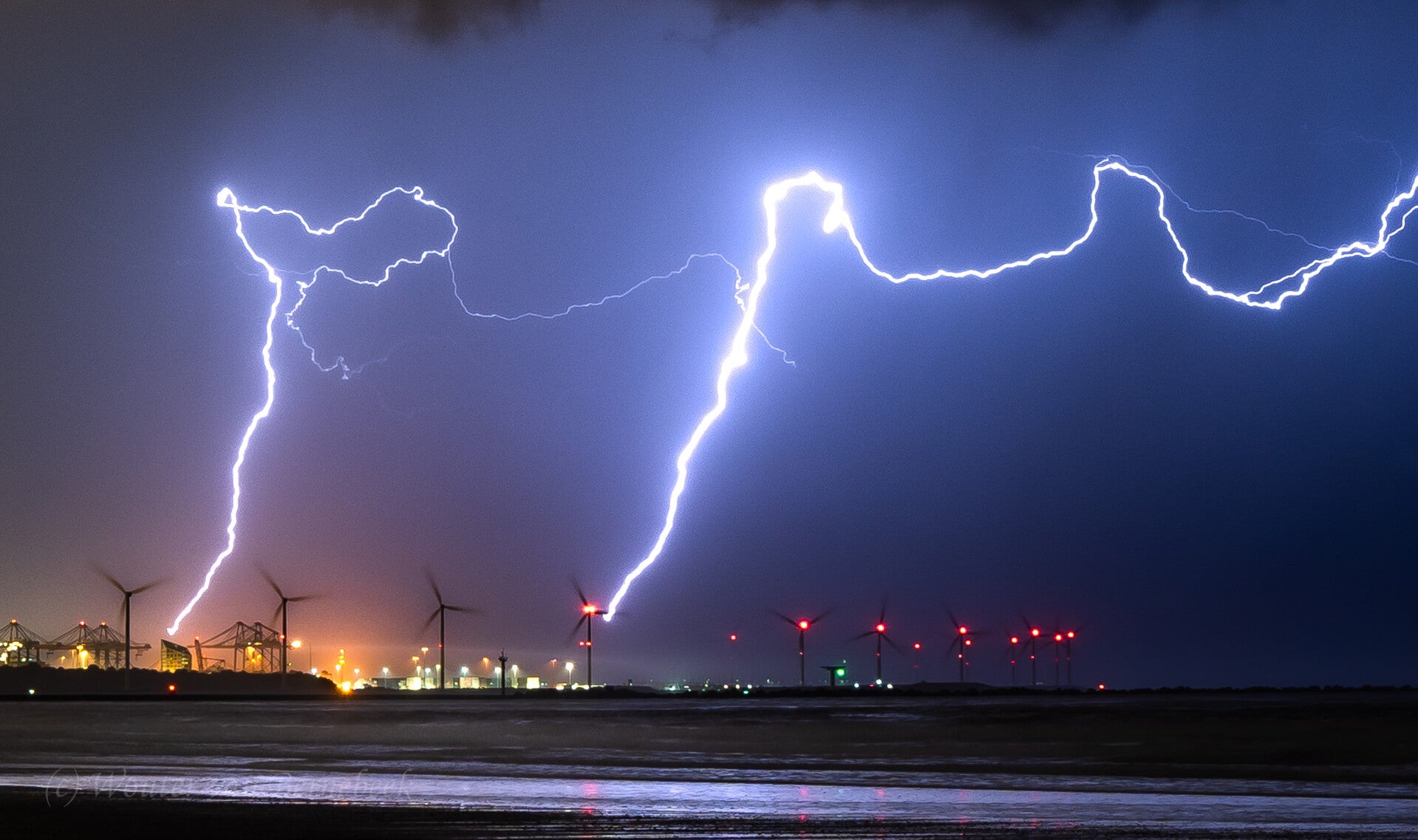 Opwaartse bliksem op de Maasvlakte (10/11 juni 2026)