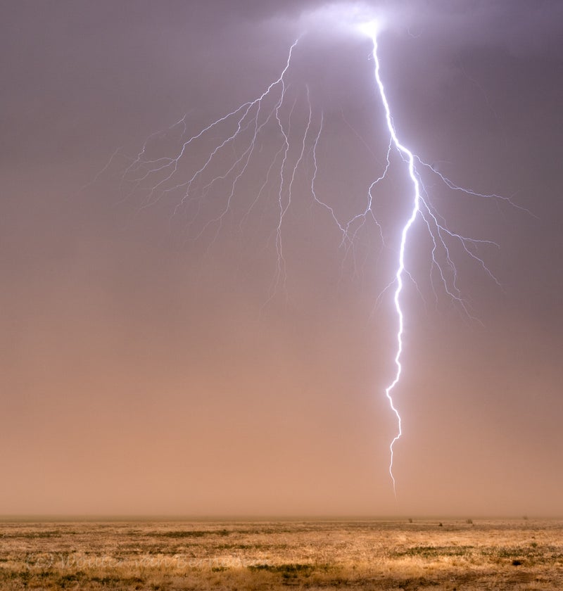 Blikseminslag zuidoost van Bovina, uit de oplossende supercell / 23 mei om 18.35 uur