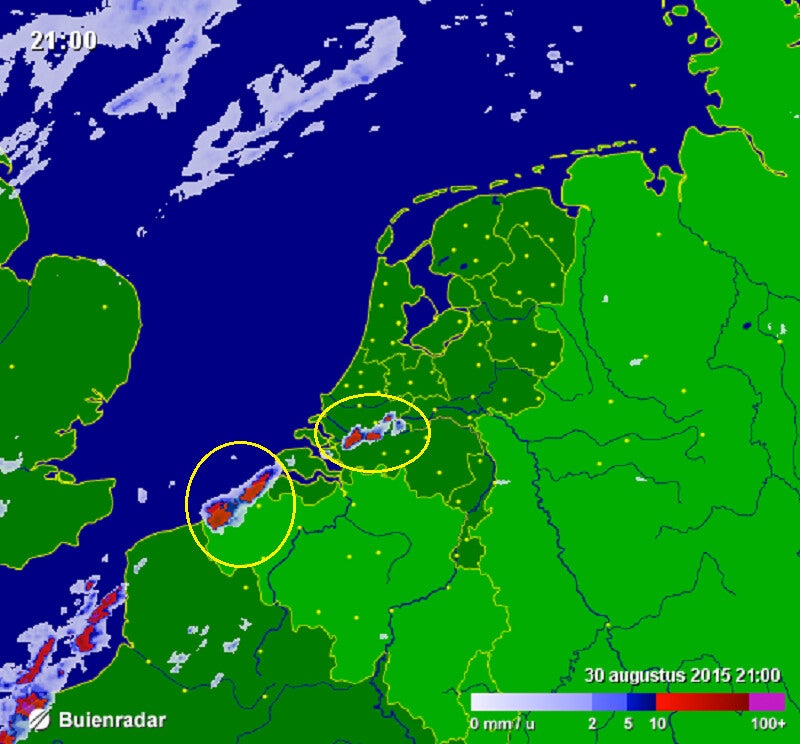 Radarbeeld van 30 aug om 21 uur. Nieuwe buien ontwikkelen zich in de hele cirkels!