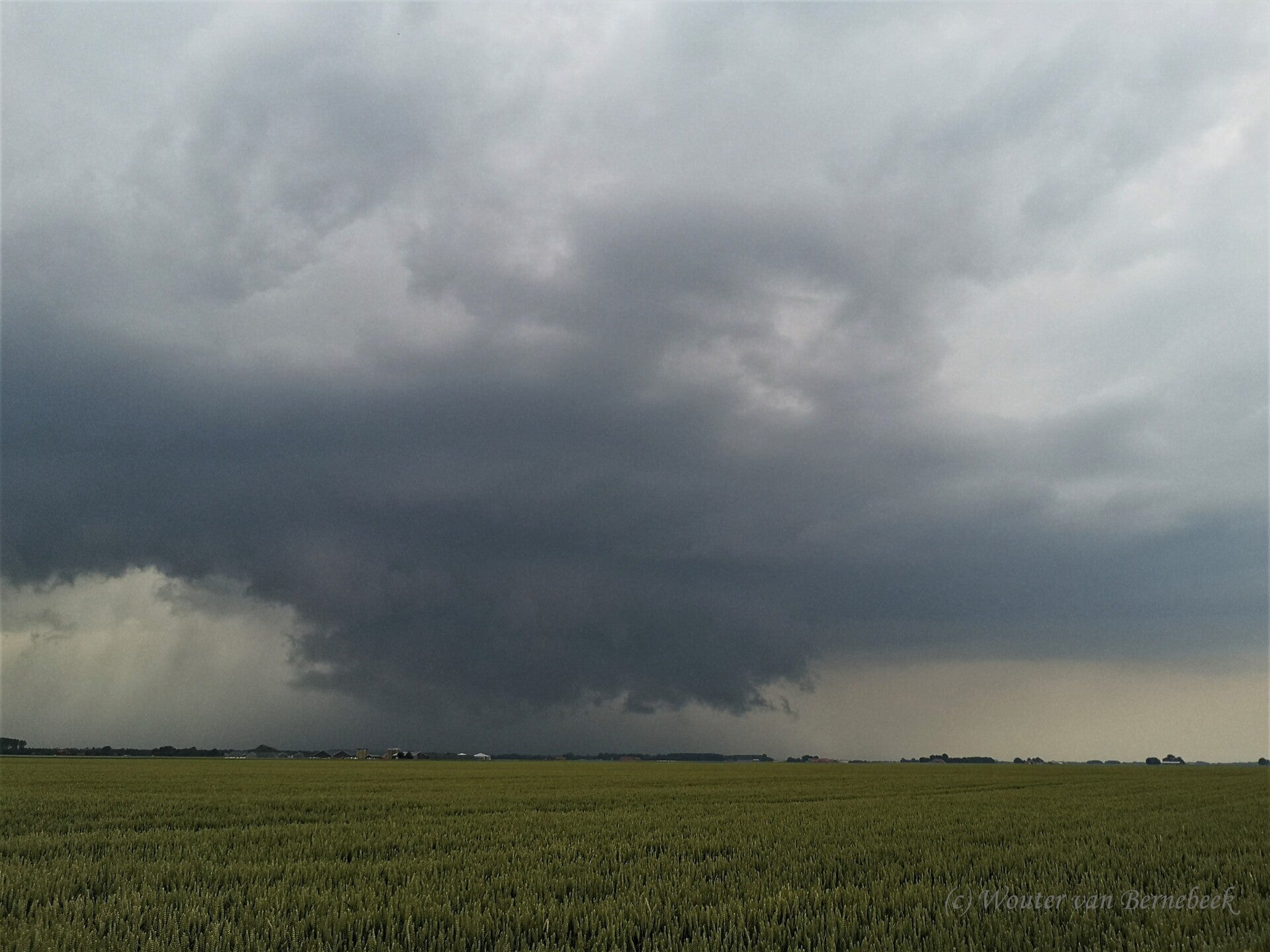 Wallcloud in ontwikkeling van afstand, Finsterwolde (Gr) 27 juni 2020 rond 15.05 uur