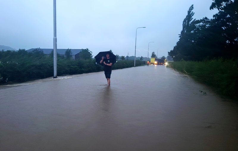 Razendsnel stijgend waterpeil bij Gulpen, o.a. op Rijkswegen. Woensdag 14 juli 2021 rond 21.15 uur