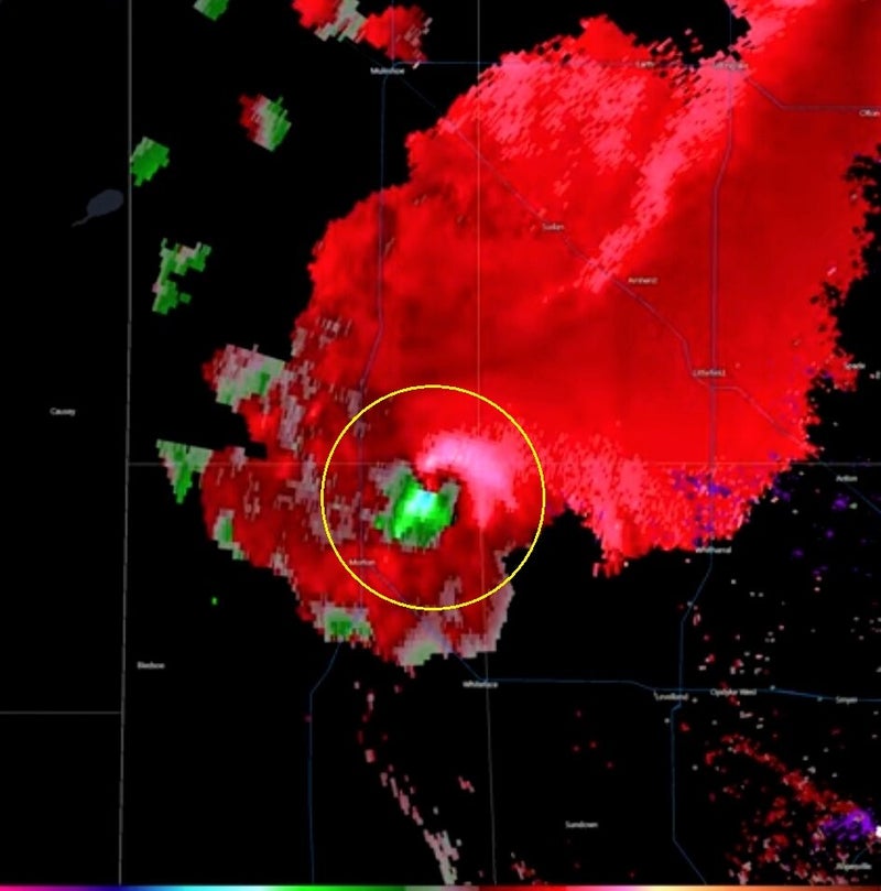 Reflectiviteit- en velocitybeeld van de (verscholen) tornado bij Morton, rond 19 uur / RadarScope
