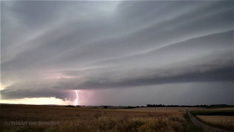 Fotoserie van de naderende shelfcloud bij Frankfurt, 19 juli 2015, rond 06.00 uur