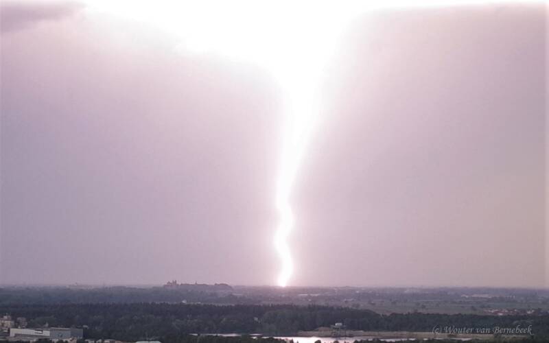Blikseminslag vanaf onze wijngaard, Rijndal, 13 mei 2015