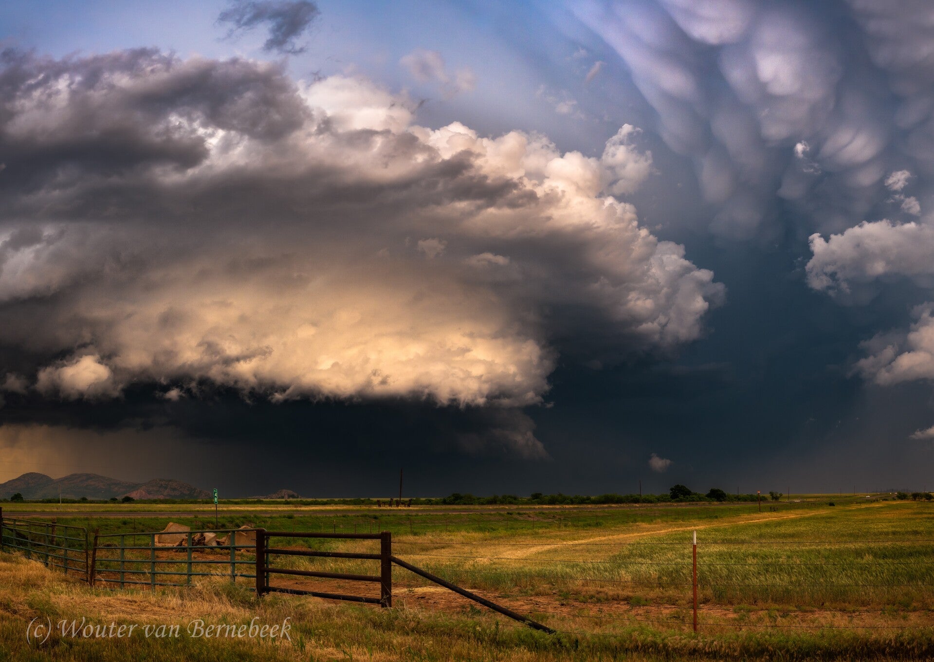 Supercell met mammatus, Oklahoma 30 april 2024