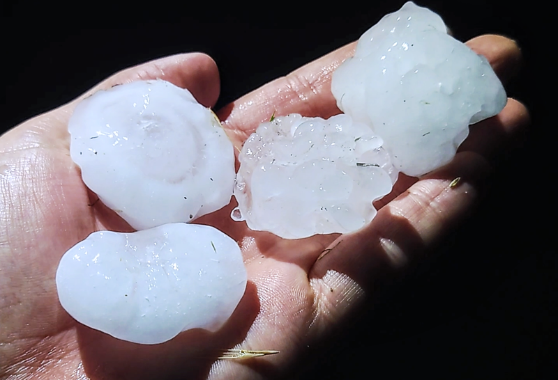 Hagelstenen uit de supercell rond 22.30 uur, oost van Levelland (Texas)