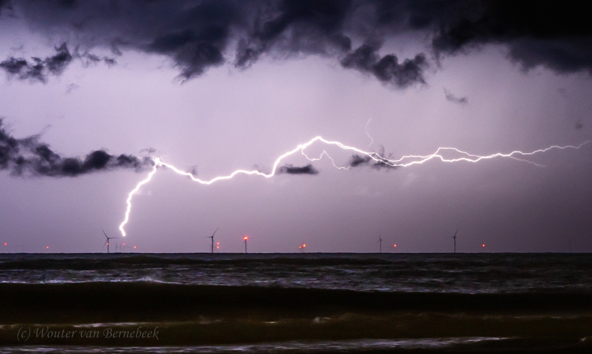 Bliksem boven zee vanaf strand Zandvoort, 27 aug 2023