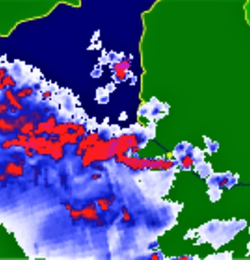 Onze locatie langs het Kanaal en het bijbehorende radarbeeld, 12 aug om 22.30 uur (Google Maps/Buienradar)