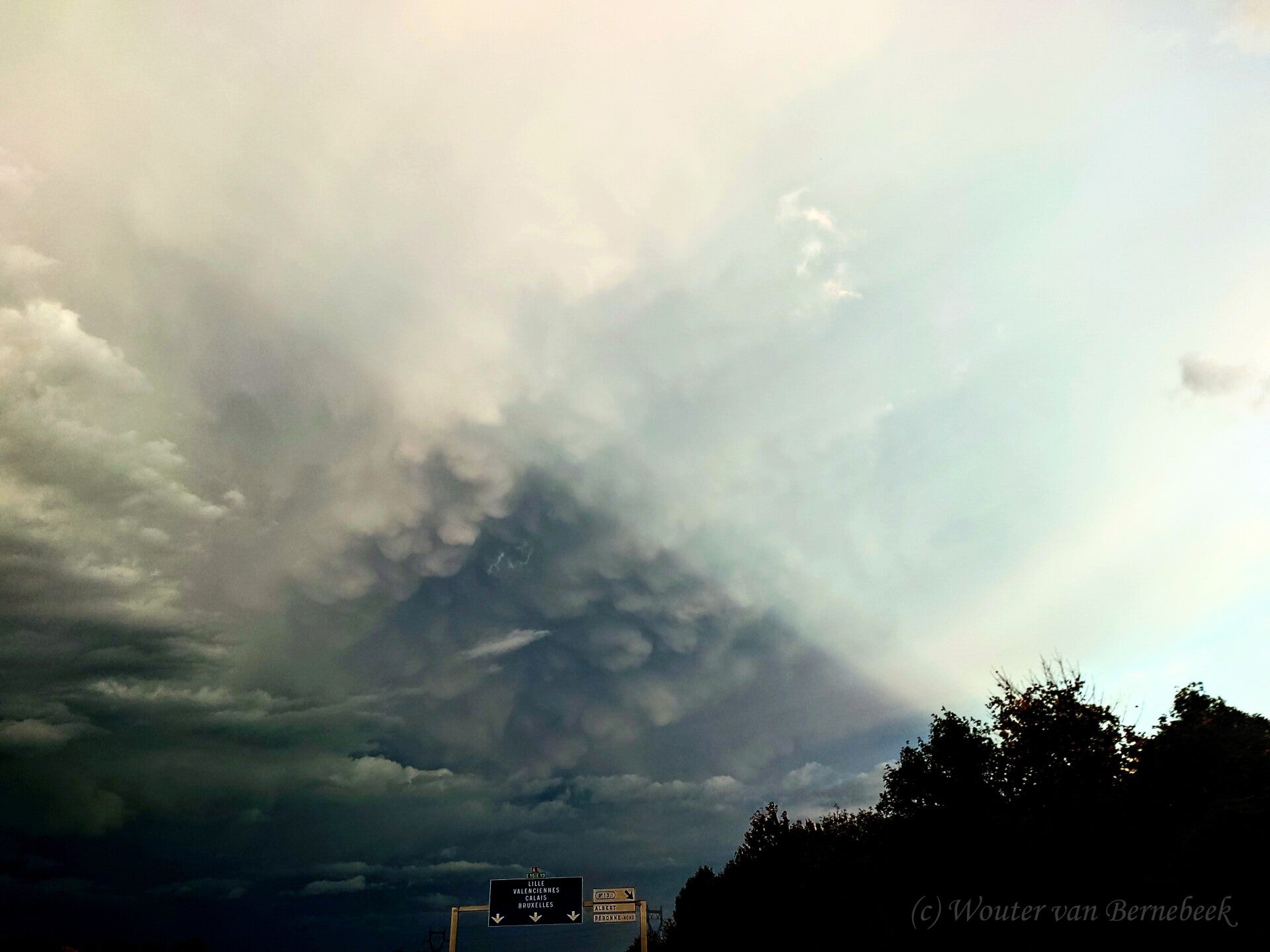 Aambeeld van de supercell met mammatus, zuid van Lille, 23 oktober rond 18.05 uur