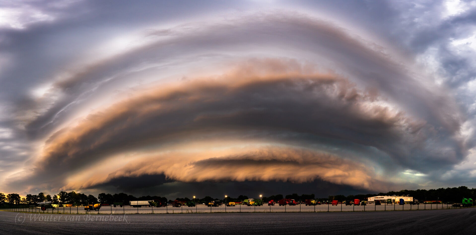 Panoramafoto’s van de naderende shelf, 30 juni om 21.16 en 21.20 uur