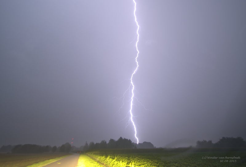 Blikseminslag in het dorp Ven-Zelderheide (L), 30 augustus 2015 rond 04.45 uur