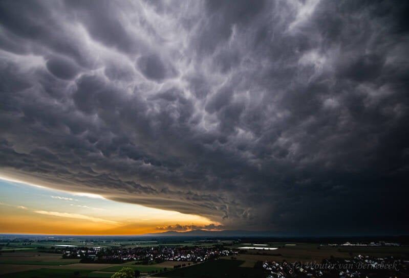 Grote mammatus aan de voorzijde van de tweede supercell, Breisach am Rhein, 13 mei 2015