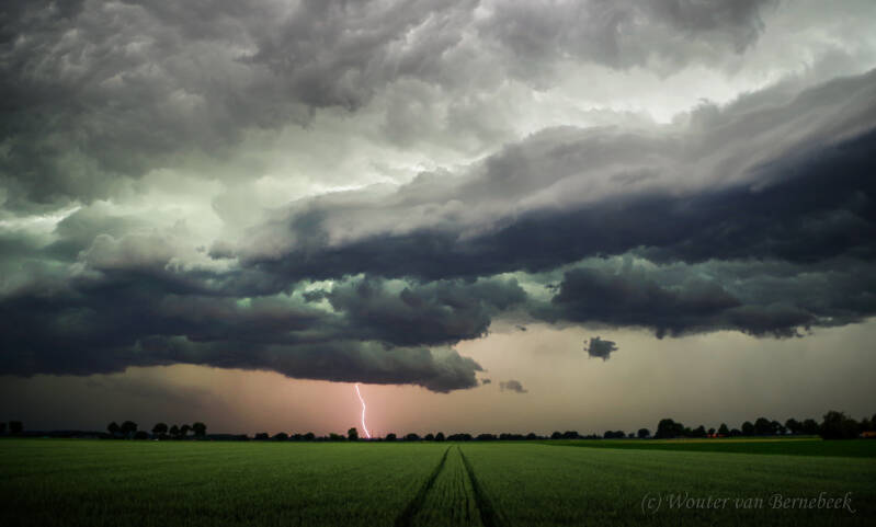 Zwaar onweer bij Koningsbosch, Limburg, 9 juni 2014 omstreeks 19.00 uur