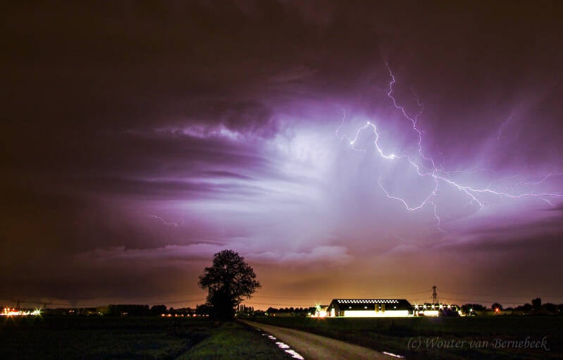 Supercell met tornado (linksonder), 20 okt 2013