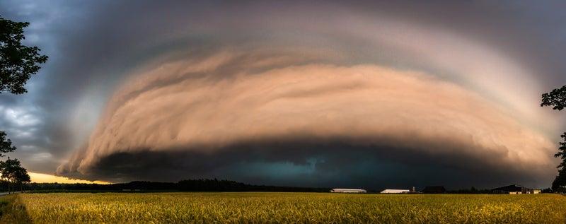 Nadering van de enorme shelfcloud tussen Ter Apel en Klazienaveen, 30 juni tussen 21.37 en 21.41 uur