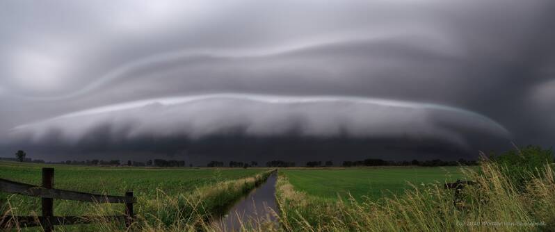 Panoramafoto van de shelfcloud bij Woerden, maandagavond 17 juni 2020 rond 21.40 uur