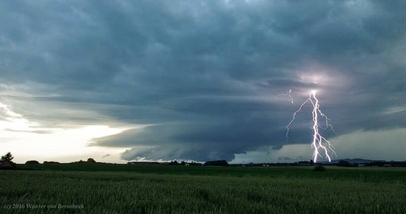 Wallcloud met blikseminslagen bij Hazebroek (F), 22 juni 2016 rond 20.30 uur
