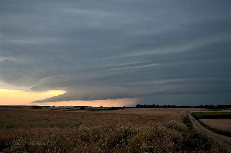 Fotoserie van de naderende shelfcloud bij Frankfurt, 19 juli 2015, rond 06.00 uur