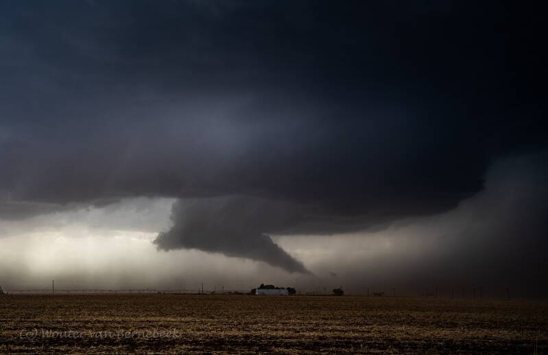 Sterk ingedraaide wallcloud met funnel/beginnende tornado, Bovina (TX) 23 mei rond 18.25 uur