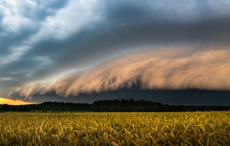 Nadering van de enorme shelfcloud tussen Ter Apel en Klazienaveen, 30 juni tussen 21.37 en 21.41 uur