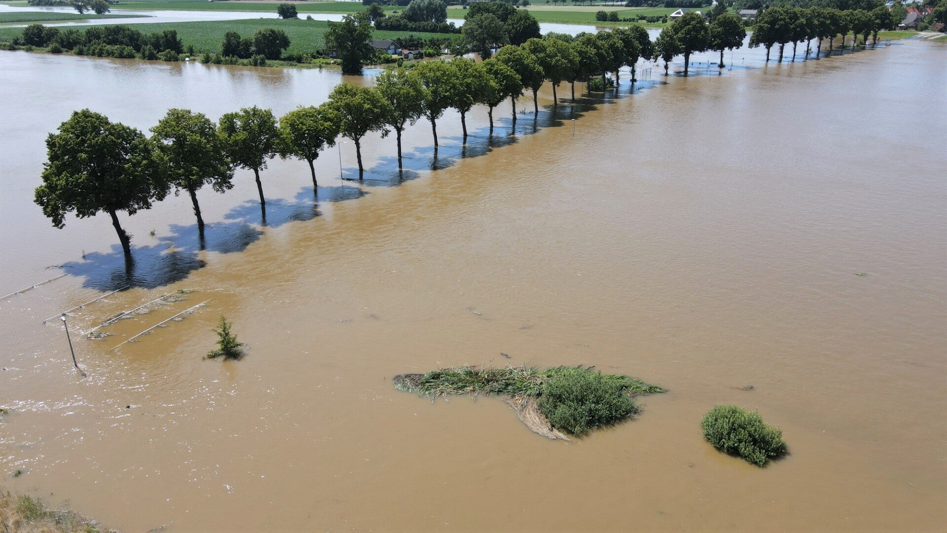 Supercell met enorme inflowtail rechts, grens Oostenrijk-Tsjechië, 24 juni 2021 rond 20.20 uur