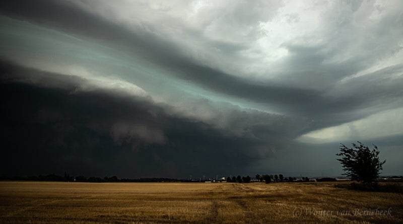 Naderende shelfcloud met sterke inflow wind, west van Caen (F), 12 aug om 16.35 uur