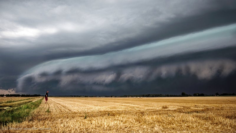 Shelfcloud van de (ex) supercell op enige afstand, west van Caen (F), 12 aug om 16.31 uur