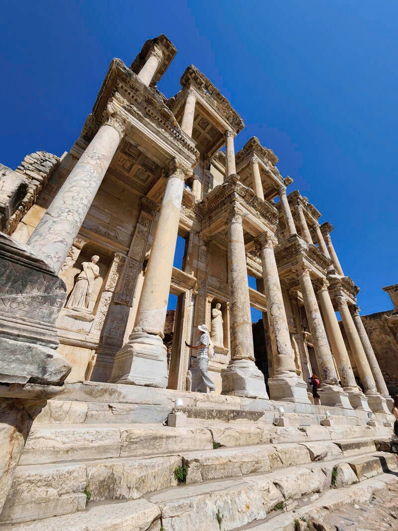 ephesus-library-of-celsus-standard-bijo7p.jpg