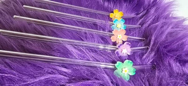 Glasstrohhalm mit Blume