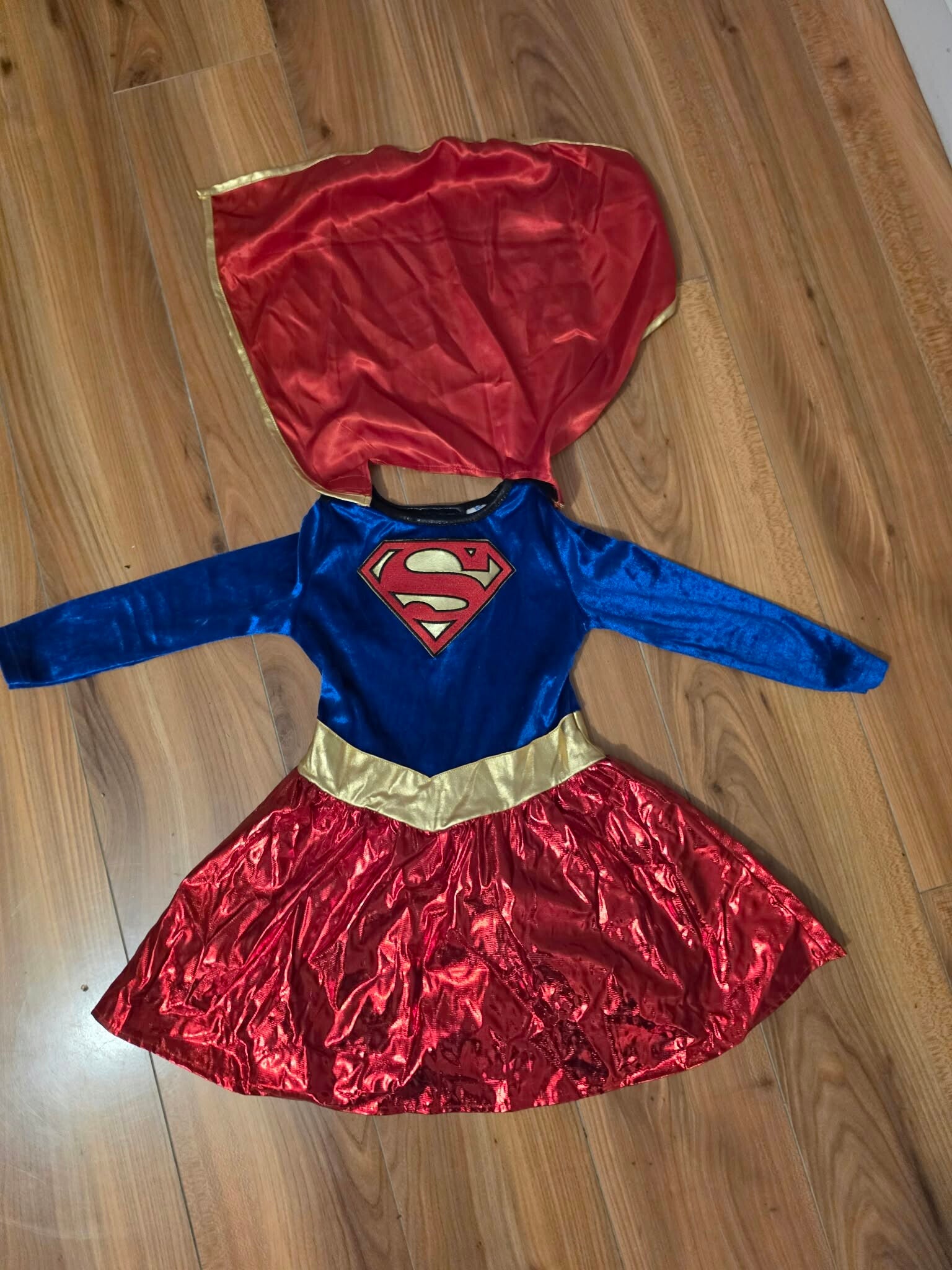 Supergirl costume with cape - age 3-4