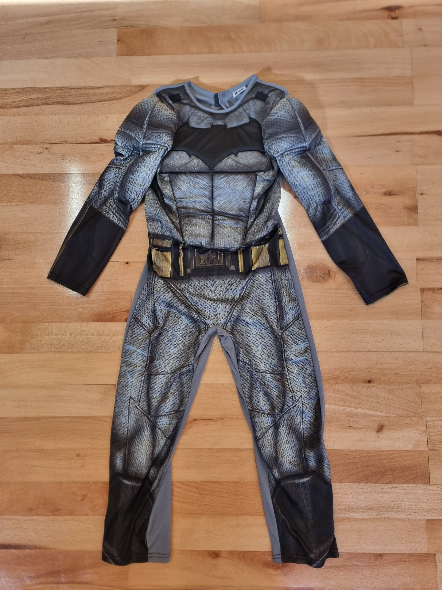Batman costume (no mask) age 7-8