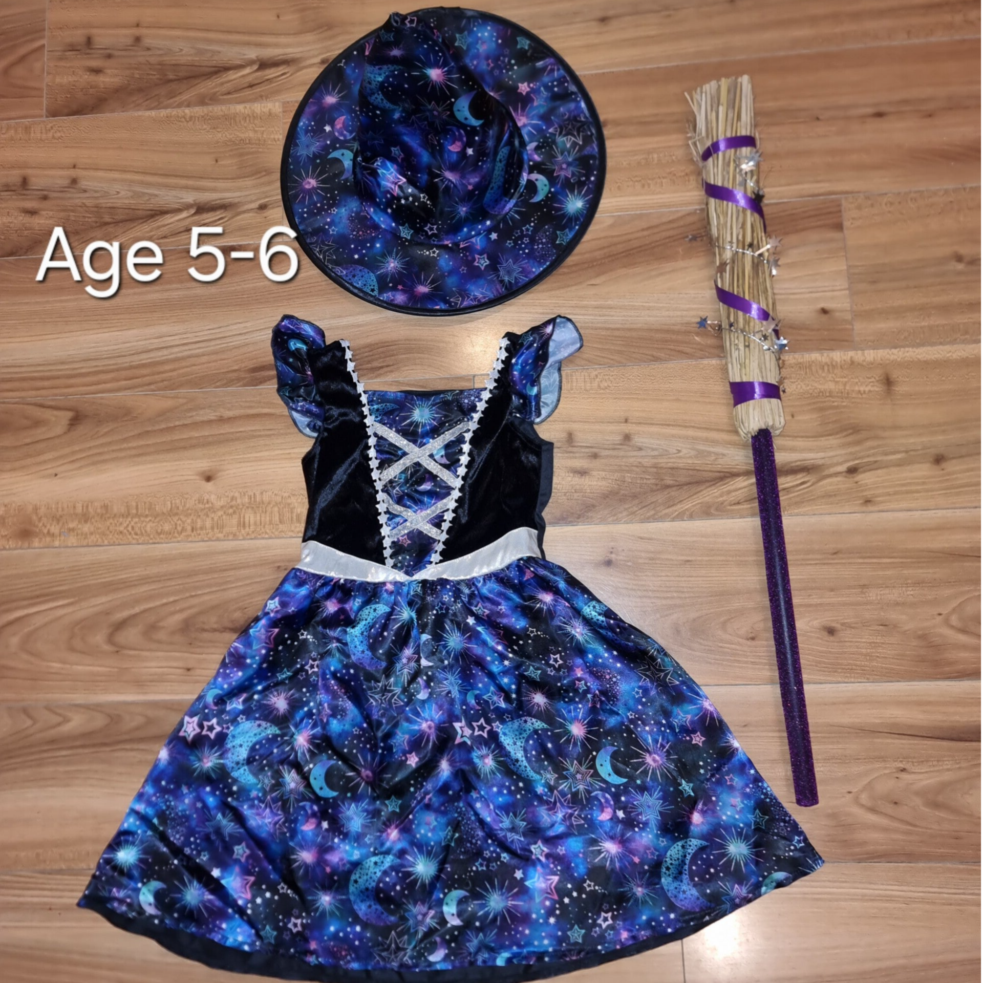 Witches outfit with and broom - age 5-6