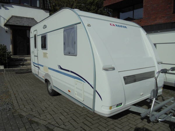 Adria Adora 432 PJ, 9/2011, 4 slaapplaatsen (Frans vast bed + rondzit), 1 ste eigenaar, Dorema voortent
