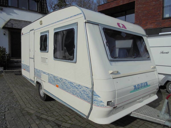 Adria Unica 431 DD, 8/1997, 4 slaapplaatsen ( 2 grote tafels), voortent