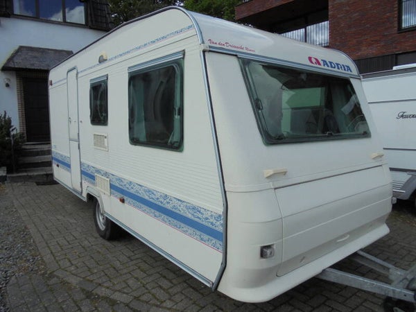 Adria Unica A 461 DB, 4/2001, 5 slaapplaatsen (2 grote tafels + stapelbed), voortent