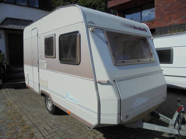Dethleffs New Line RM2, 4/1994, 4 slaapplaatsen ( vast bed + treinzit), voortent