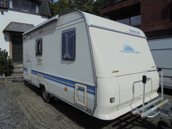 Adria Unica 432 PX, 7/2002, 4 slaapplaatsen (Frans vast bed + treinzit), luifels + voortent, MOVER